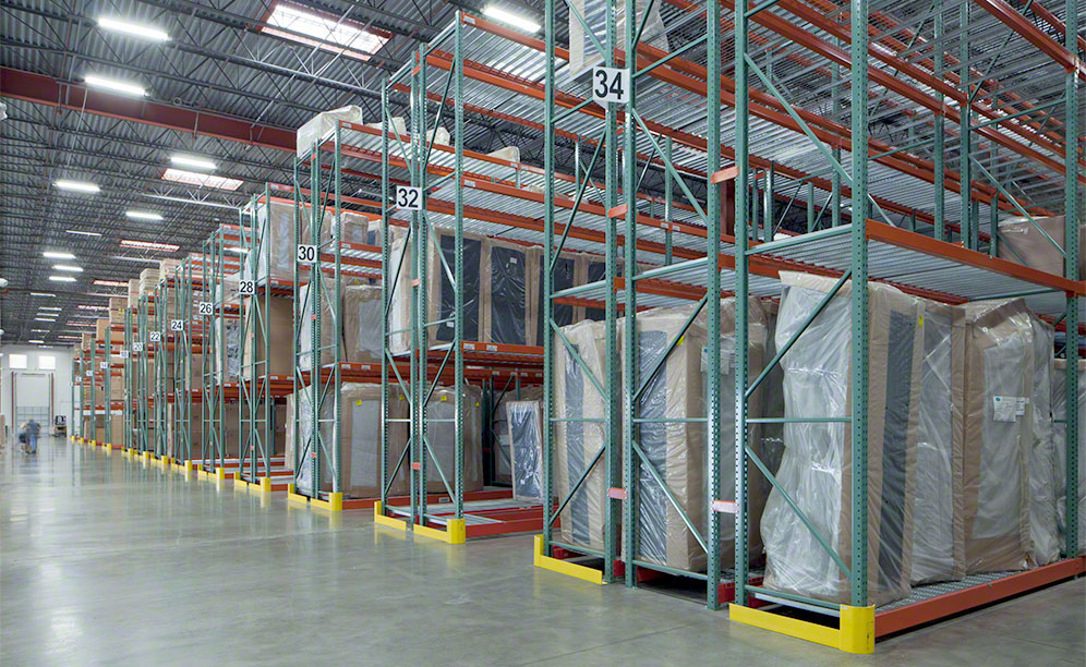 El nuevo almacén con pasillos estrechos de Rana Furniture en Florida