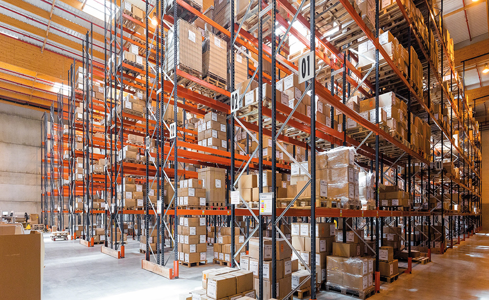 Esta zona del almacén de Gémo está formada por estanterías de paletización convencional de 10,1 m de altura