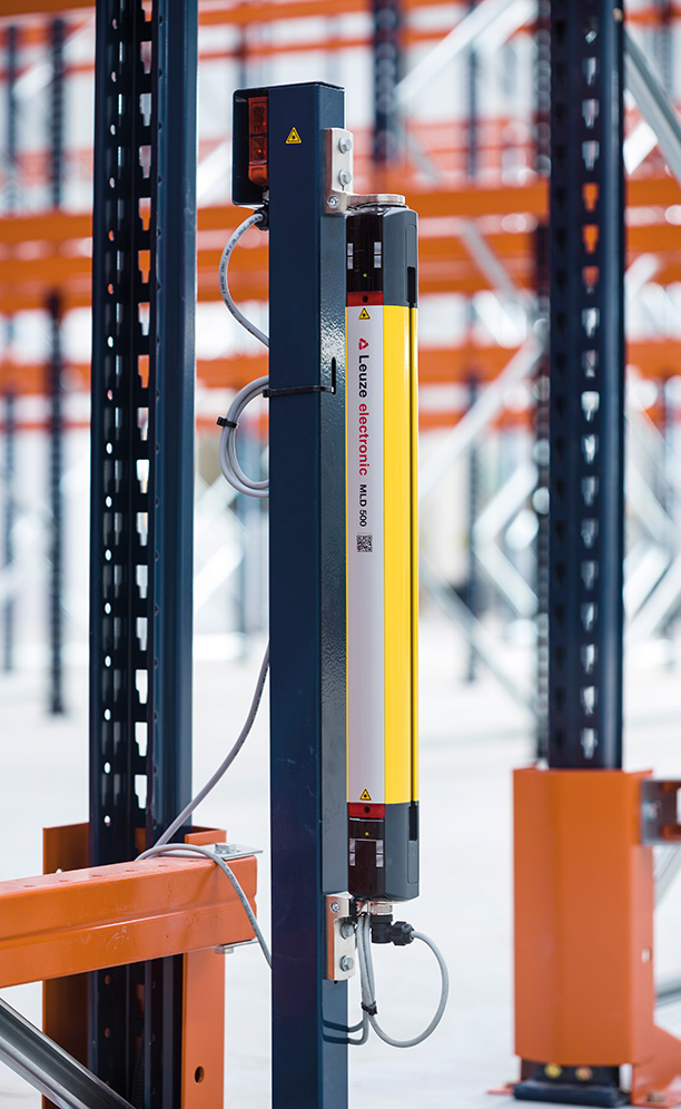 Los racks Movirack incorporan dispositivos de seguridad, como barreras externas e internas con fotocélulas, que detienen toda actividad cuando los operarios trabajan en el interior del pasillo