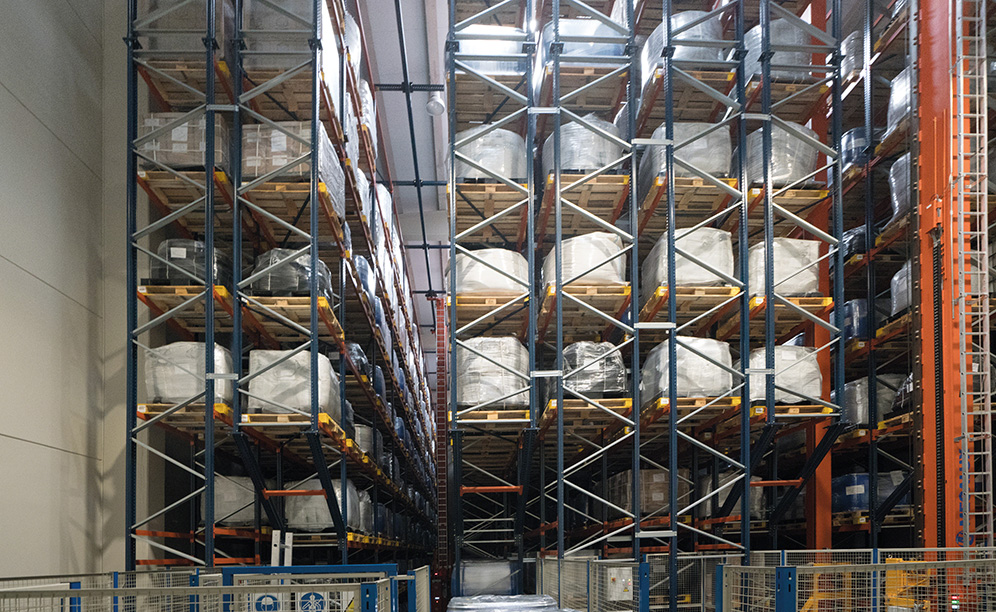 El almacén está constituido por dos pasillos con racks convencionales de doble profundidad a ambos lados que miden 38 m de longitud y 15 m de altura