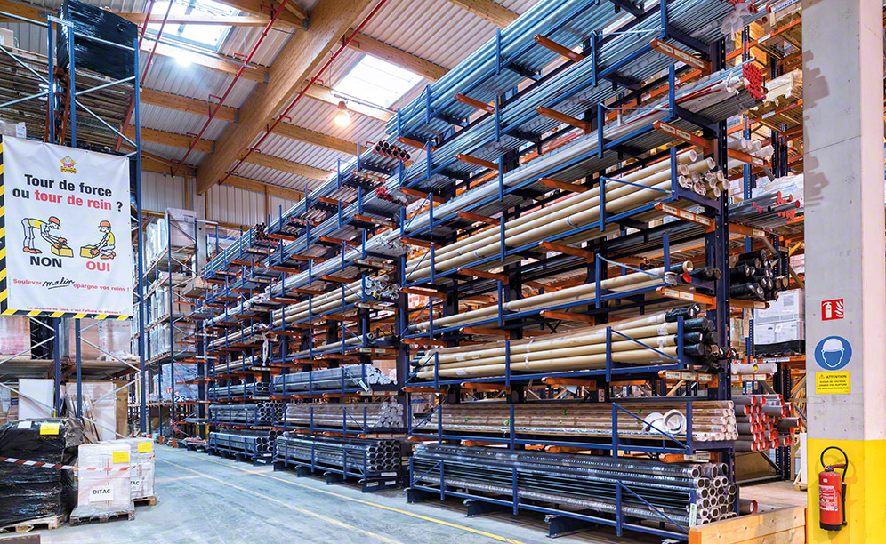 Saint-Gobain utiliza los racks cantilever para almacenar barras, perfiles, tubos y unidades de carga de gran longitud y peso, aprovechando al máximo la altura de la instalación