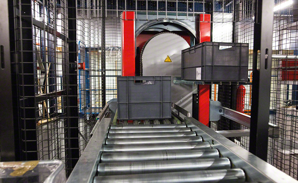 El elevador vertical de cajas se encarga de trasladar de forma automática las cajas hasta el nivel correspondiente