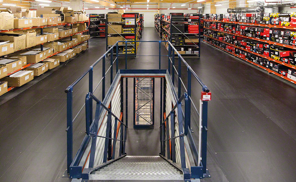 Se han ubicado estratégicamente cuatro escaleras para que los operarios accedan a cualquiera de las plantas del almacén