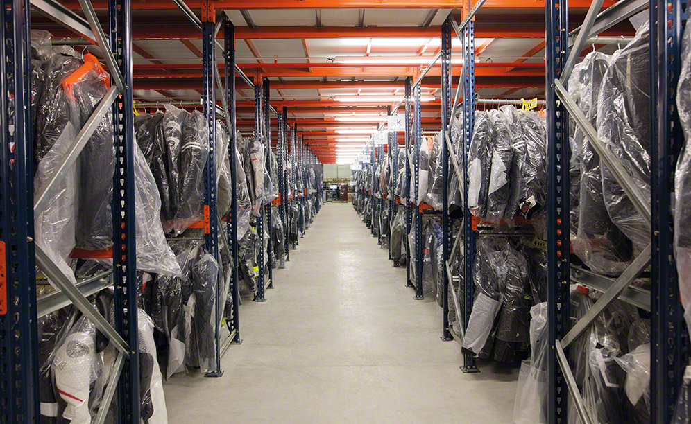 La planta inferior está destinada a prendas de vestir y los niveles disponen de largueros colgador donde se depositan más de 26.800 perchas