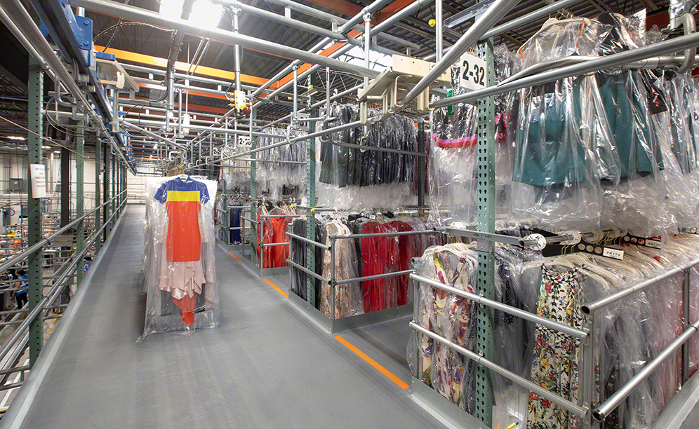 En los racks de prenda colgada se gestionan 65.000 vestidos