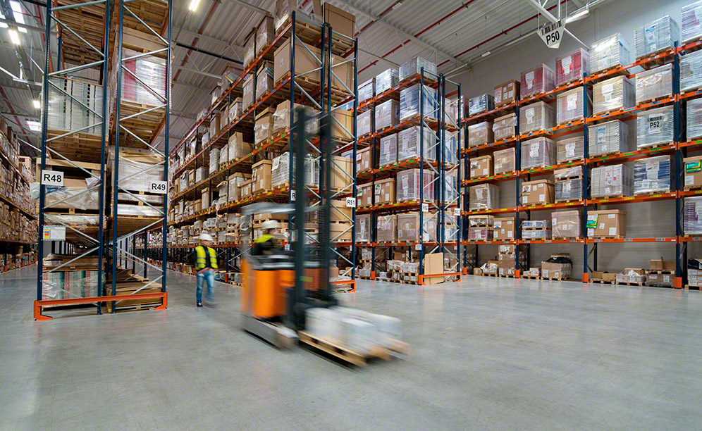 KMC-Services ha equipado dos almacenes de su centro logístico en Polonia con el sistema de rack selectivo de Mecalux