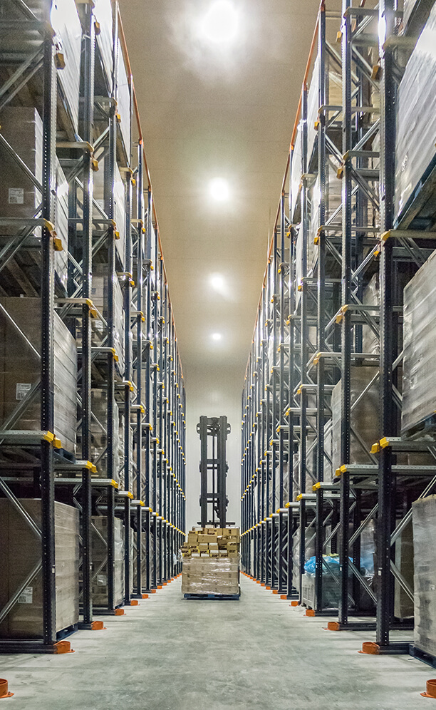 Los racks están compuestos por un conjunto de calles de 13 m de altura, con cinco niveles dotados de carriles de apoyo y centradores de tarimas
