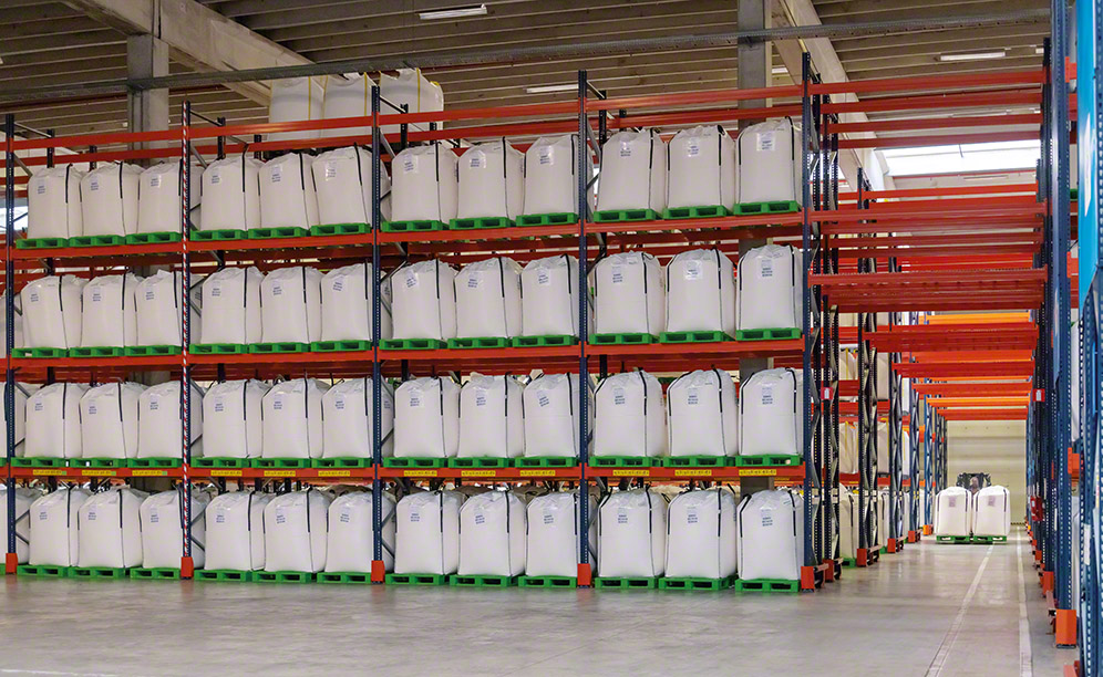 Racks selectivos de 9 m de altura con productos químicosEstanterías para palets de 9 m de altura con productos químicos