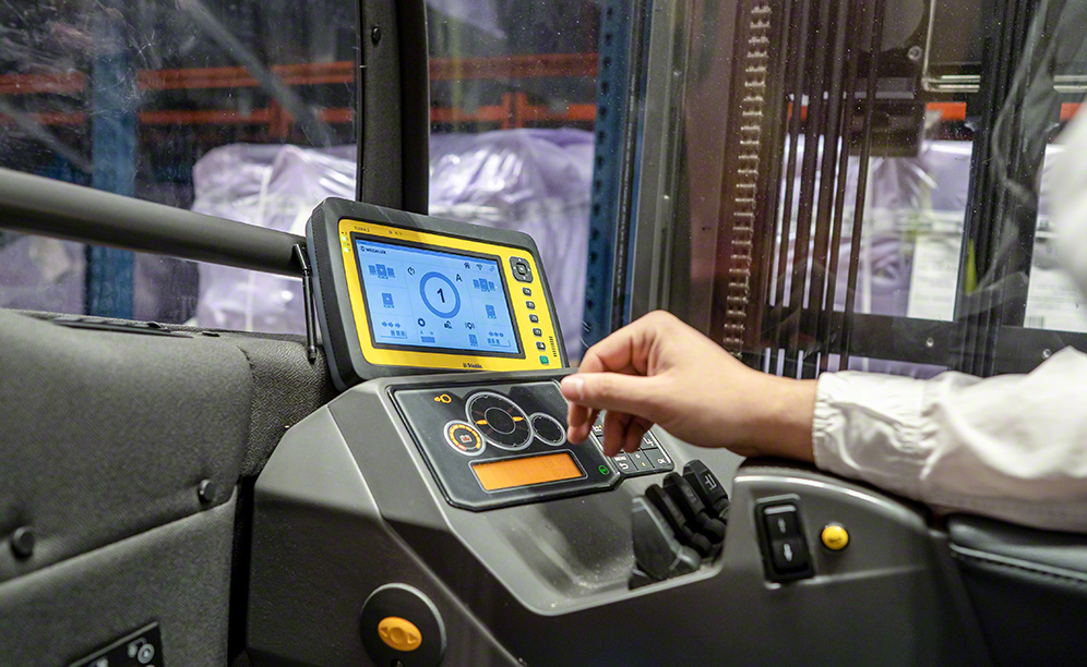 Los operarios utilizan una tablet para dar las órdenes a los carros automáticos