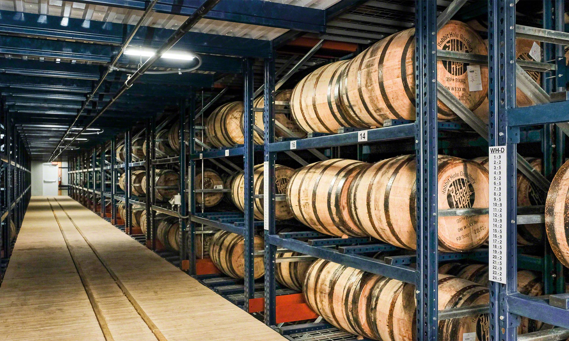 Rabbit Hole Distillery: almacén de alta densidad con barriles de whiskey bourbon