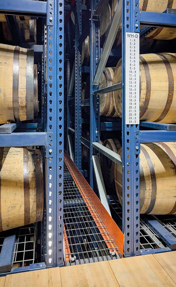 Racks para barriles en el almacén de Rabbit Hole Distillery en Louisville