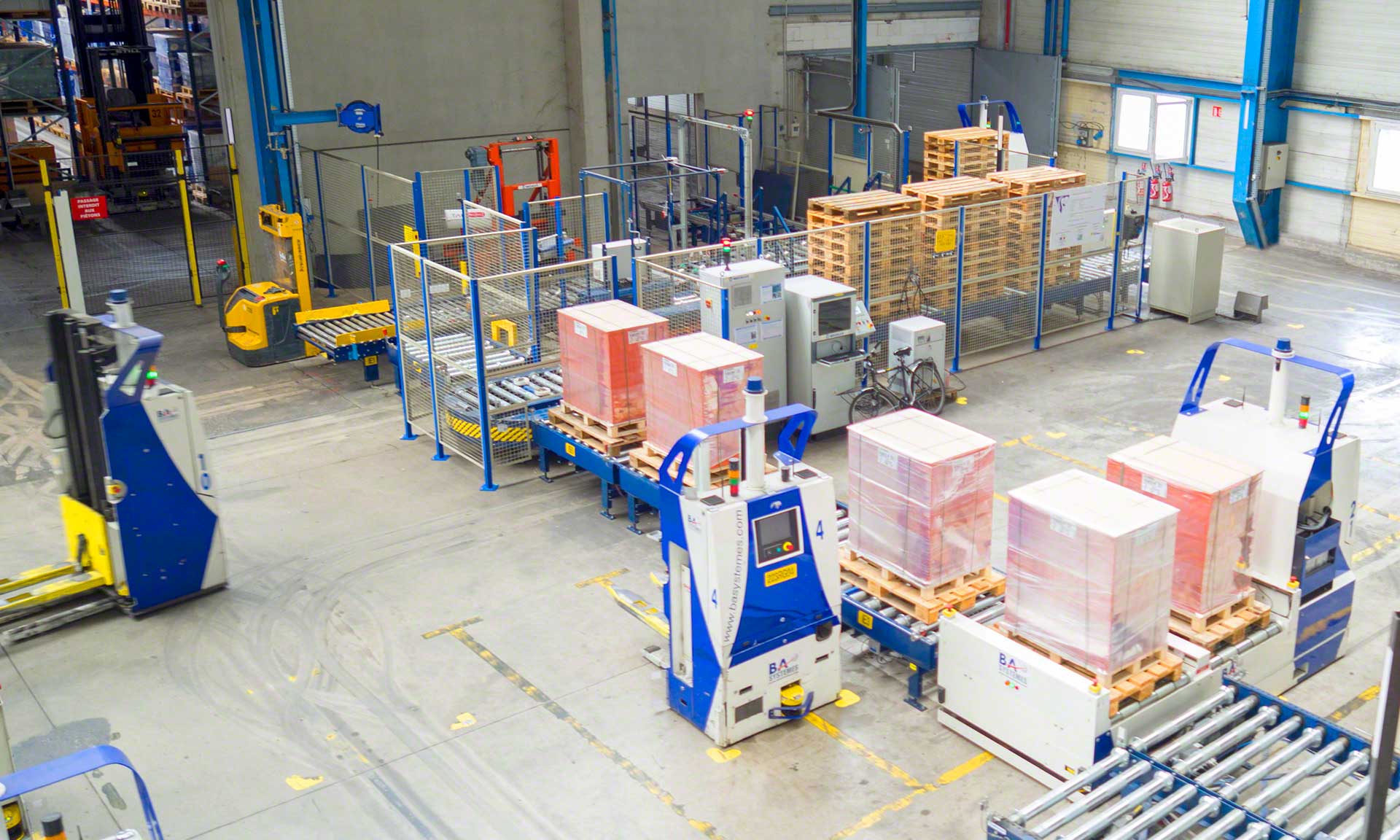 Los montacargas automatizados dinamizan el transporte interno de mercancía de un almacén